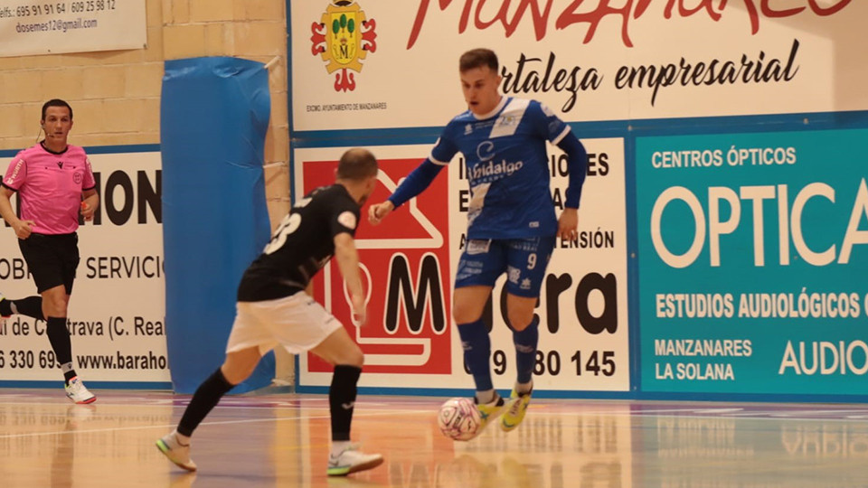 Daniel, de Manzanares Quesos El Hidalgo, controla el balón.