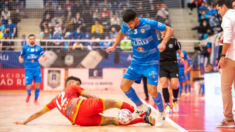 Lemine, del Viña Albali Valdepeñas, sortea una entrada de Lucao, del Jimbee Cartagena