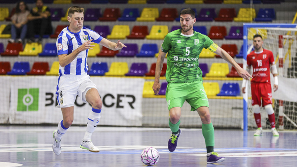 Dani Ramos, de BeSoccer UMA Antequera, pugna por el balón con Juanma, del CD Leganés.