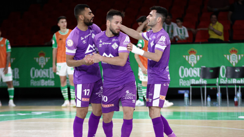 Nunes, Marlon y Eloy Rojas, del Palma Futsal, celebran un gol contra el Real Betis Futsal