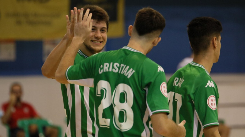 Cendán felicita a Cristian Povea tras marcar un gol con el Real Betis Futsal B