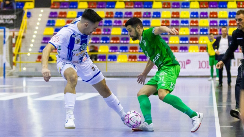 Burrito, del BeSoccer CD UMA Antequera, encara a la zaga del Atlético Benavente FS