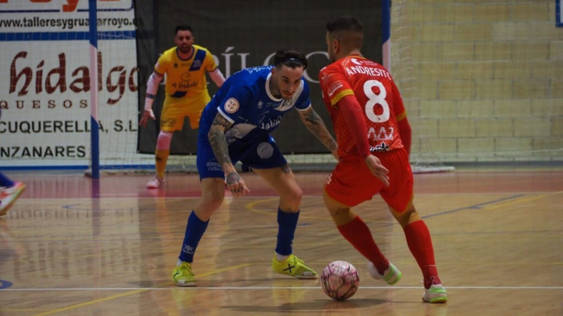 Andresito, del Jimbee Cartagena, encara a Antoñito, del Manzanares FS Quesos El Hidalgo