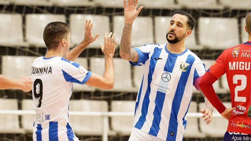 Palomares y Juanma celebran un gol con el CD Leganés FS