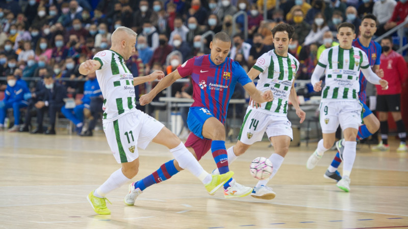 Pugna de balón entre Miguelín, del Córdoba Patrimonio, y Ferrao, del Barça