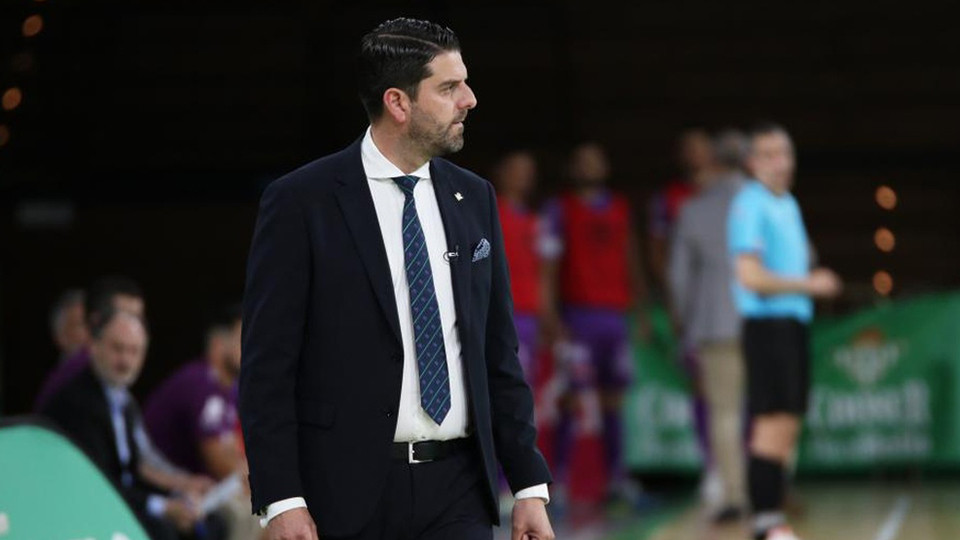 Ramón Martínez, entrenador del Real Betis Futsal, durante un partido