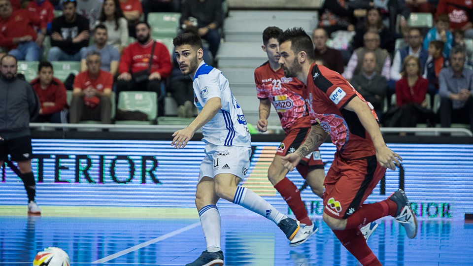 Esteban de Fútbol Emotion Zaragoza ante Álex y Darío de ElPozo Murcia