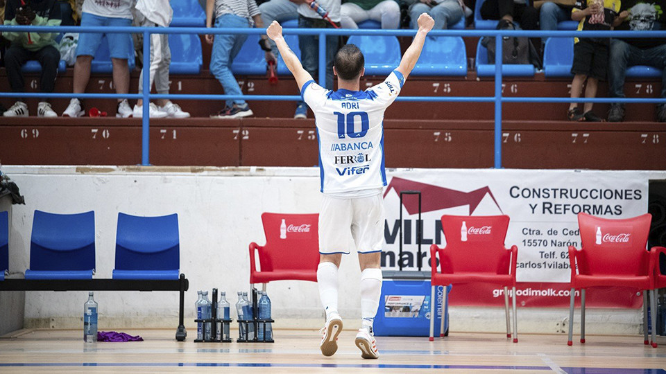 Adri, de O Parrulo Ferrol, celebra un gol (Fotografía: Ismael Miján / MijanPhoto)