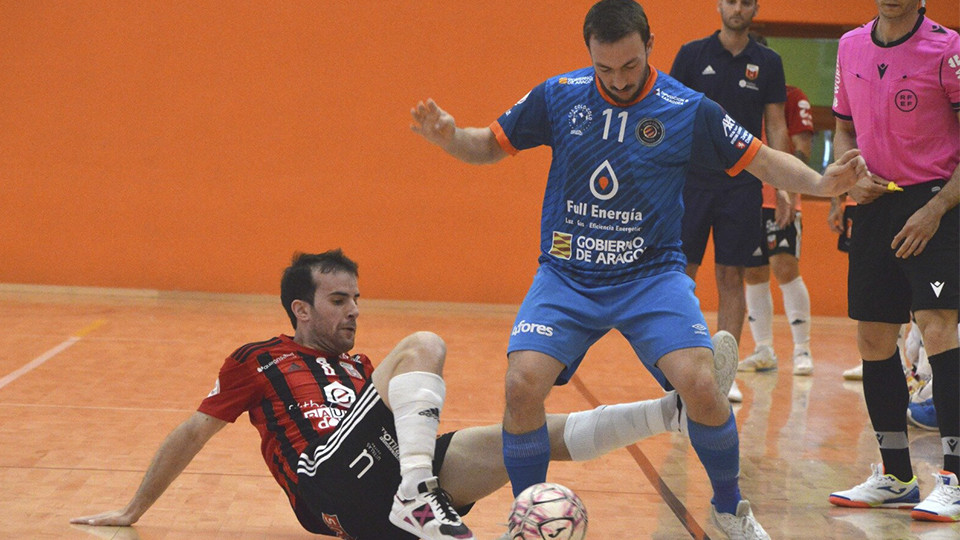 Pasamón, del Full Energía Zaragoza, conduce el balón ante RichI Felipe, del Fútbol Emotion Zaragoza