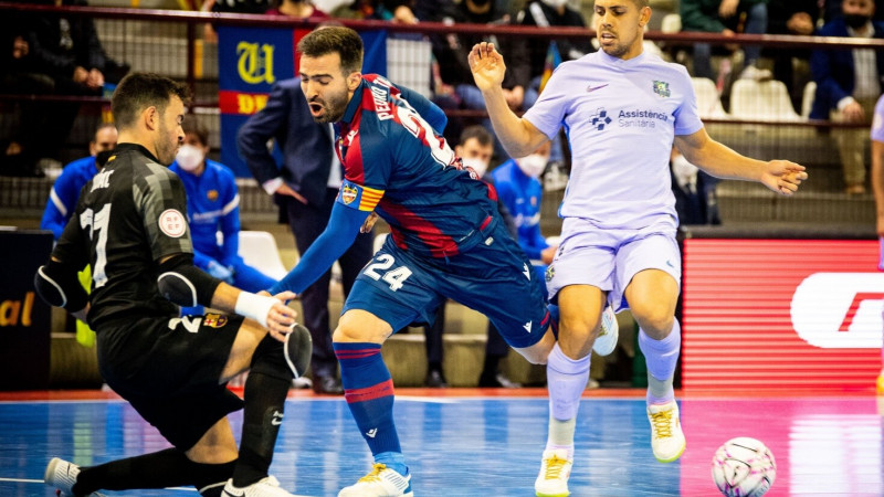 Pedro Toro, del Levante UD FS, encara a Dídac Plana, del Barça