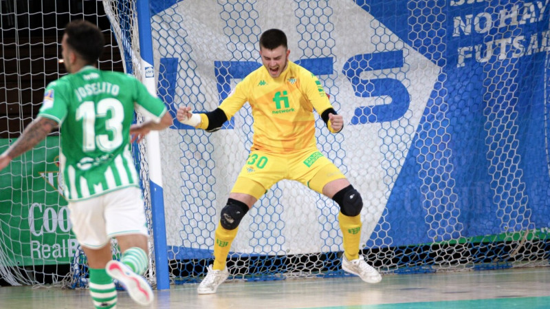 Raúl Sánchez celebra una parada con el Real Betis Futsal