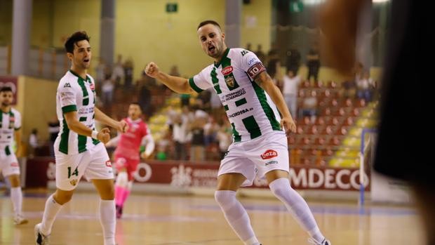 Manu Leal, jugador del Córdoba Patrimonio de la Humanidad, celebra el gol de la primera victoria de su equipo en Primera División