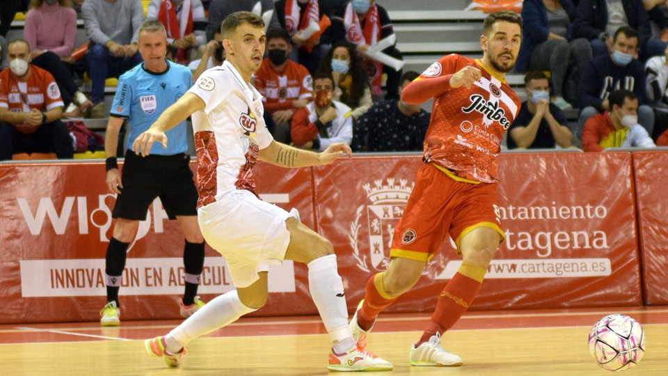 Marcel, de ElPozo Murcia Costa Cálida, y Andresito, de Jimbee Cartagena, en un partido.