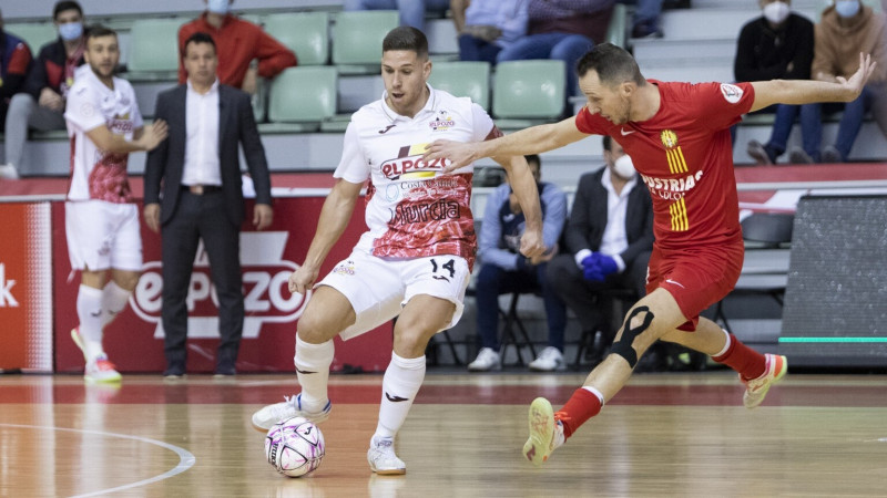 Fernando, de ElPozo Murcia Costa Cálida, arma un pase ante la presión de Drahovsky, de Industrias Santa Coloma