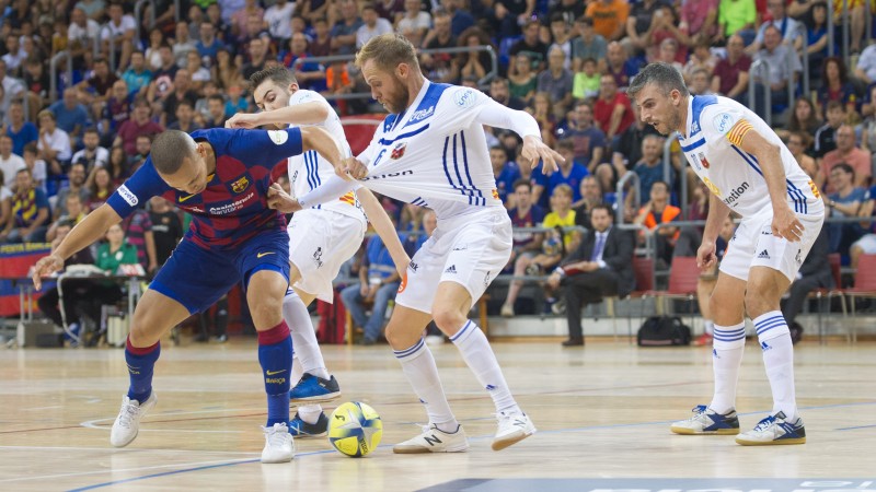 Ferrao, del Barça, y Pedro Cary, del Futbol Emotion Zaragoza, pugnan por el esférico