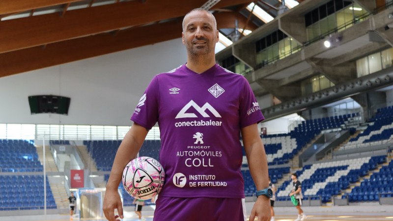 Antonio Vadillo, entrenador del Palma Futsal, posa con el balón en Son Moix