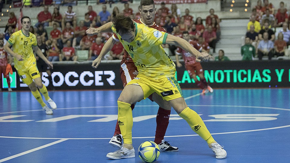 Alan Brandi, jugador de Jaén Paraíso Interior, protege el balón ante Fernando, de ElPozo Murcia.