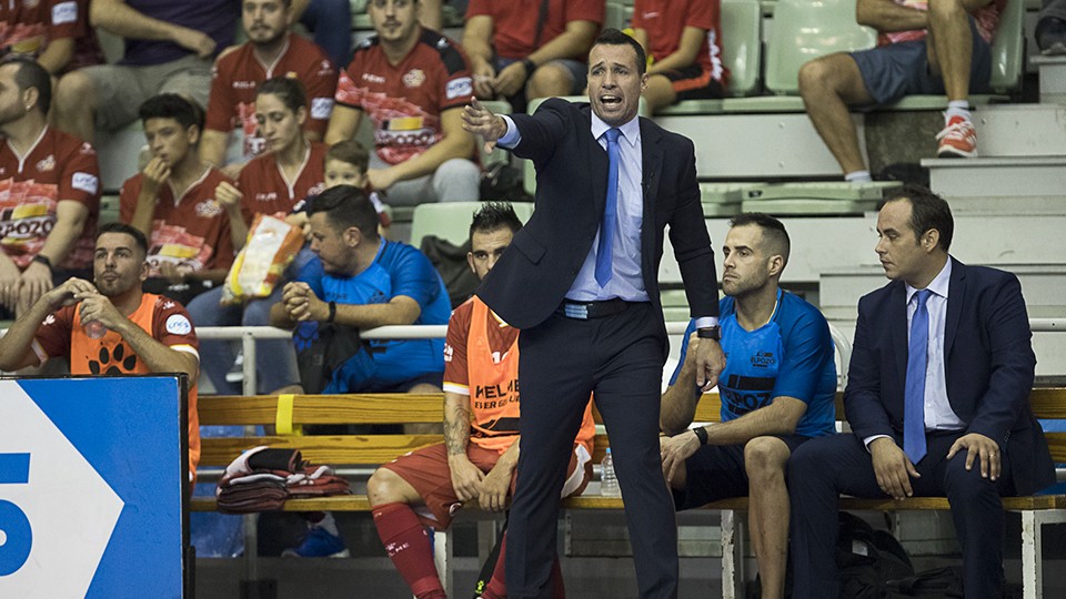 Diego Giustozzi, entrenador de ElPozo Murcia, da indicaciones durante un partido.