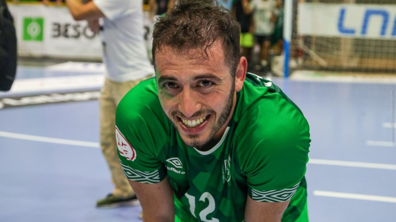 Fernando Cobarro, durante la celebración del Ascenso del BeSoccer CD UMA Antequera