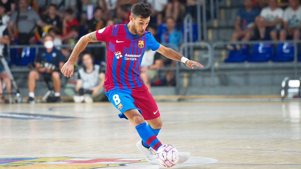 Adolfo, jugador del Barça, controla el balón (Fotografía: Ernesto Arandilla)