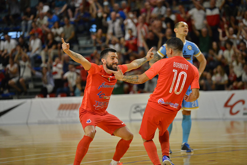 Los argentinos Taborda y Borruto celebran un gol del Pesaro en la Serie A de Italia