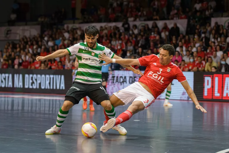 Esteban, del Sporting, pugnando por un balón con Romulo, del Benfica, en la Liga Placard de Portugal