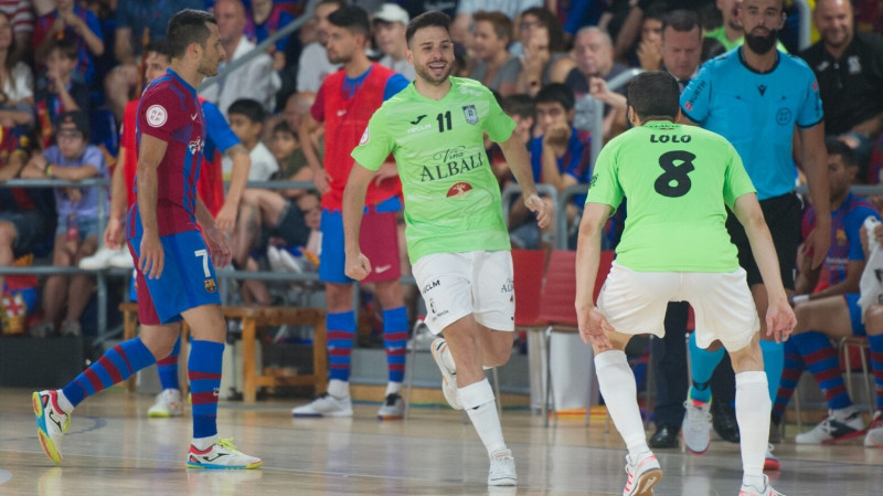Ivi y Lolo celebran un gol del Viña Albali Valdepeñas