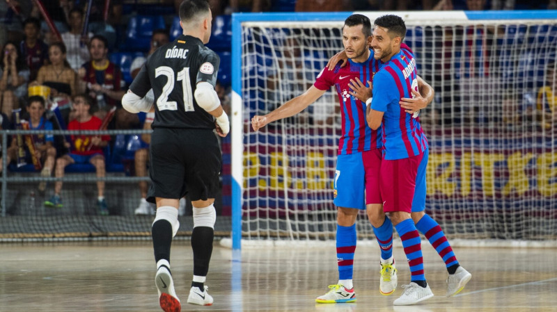 Los jugadores del Barça se abrazan tras marcar un gol en la Final del Play Off de Liga 2022