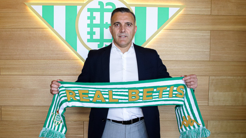 Bruno García posa en su presentación con el Real Betis Futsal