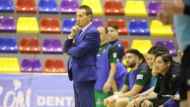 Moli, entrenador del BeSoccer CD UMA Antequera, durante un encuentro