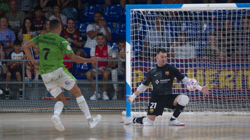 Dídac Plana, del Barça, repele un lanzamiento de Mancuso, del Palma Futsal
