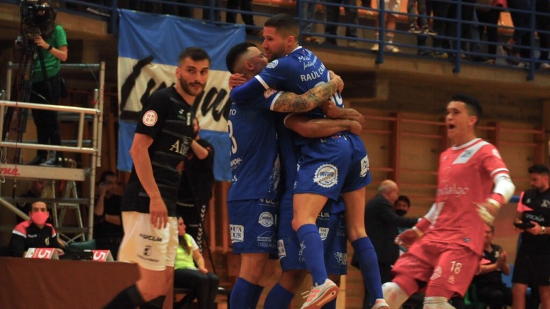 Los jugadores del Manzanares FS Quesos El Hidago hacen piña tras marcar un gol