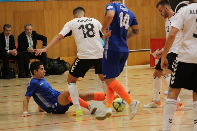 Los jugadores de Rivas Futsal y Ciudad de Móstoles se disputan el balón. 