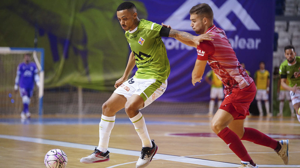 Neguinho, del Palma Futsal, controla el balón durante un partido