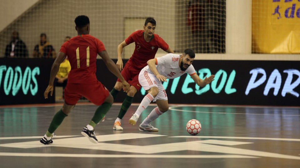 Juan Emilio controla el balón ante André Coelho