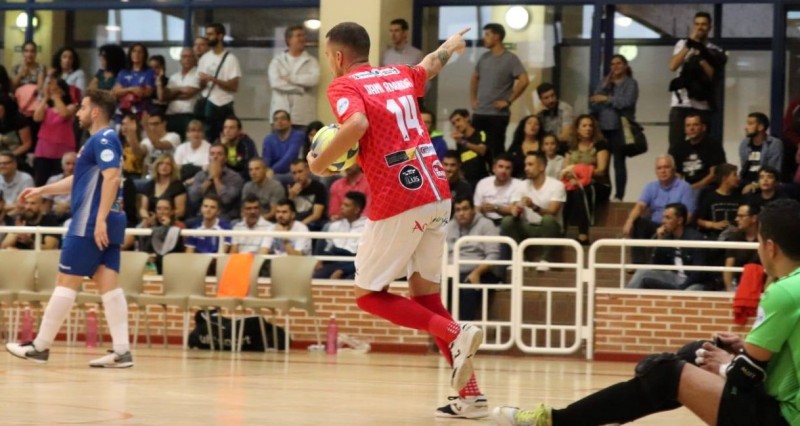 Dani Aranda, del Software DELSOL Mengíbar, celebra un gol