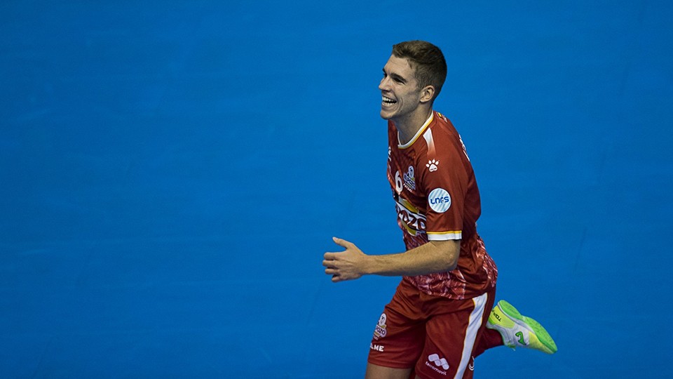 Alberto García, jugador de ElPozo Murcia, celebra un tanto