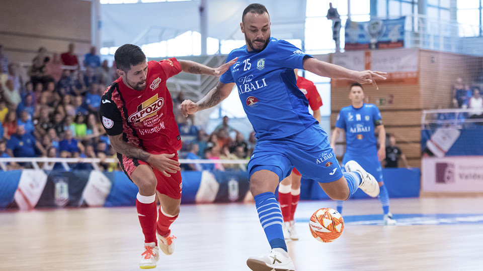 Matheus Preà, del Viña Albali Valdepeñas, golpea el balón ante Felipe Valerio, de ElPozo Murcia Costa Cálida (Fotografía: ACP-FSV)