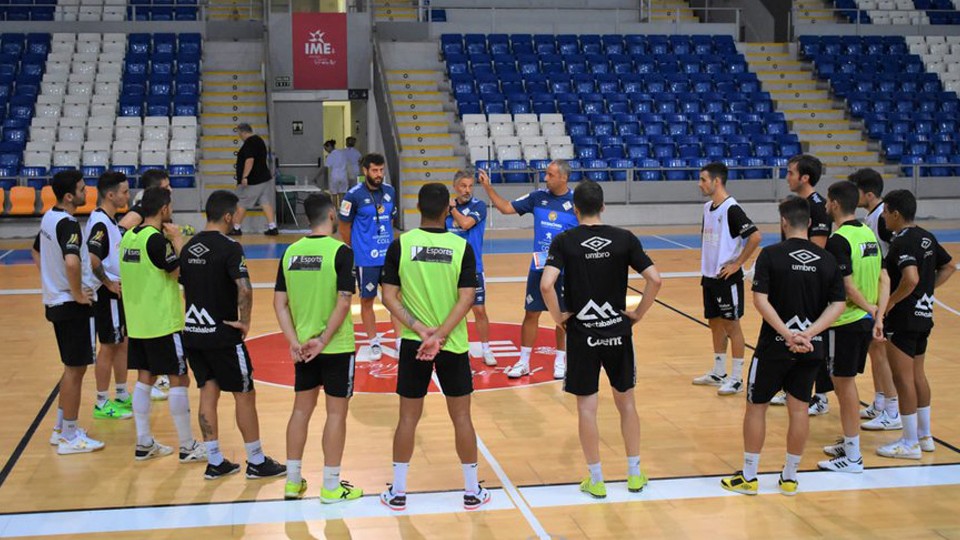 Vadillo da instrucciones a sus jugadores durante un entrenamiento de Palma Futsal