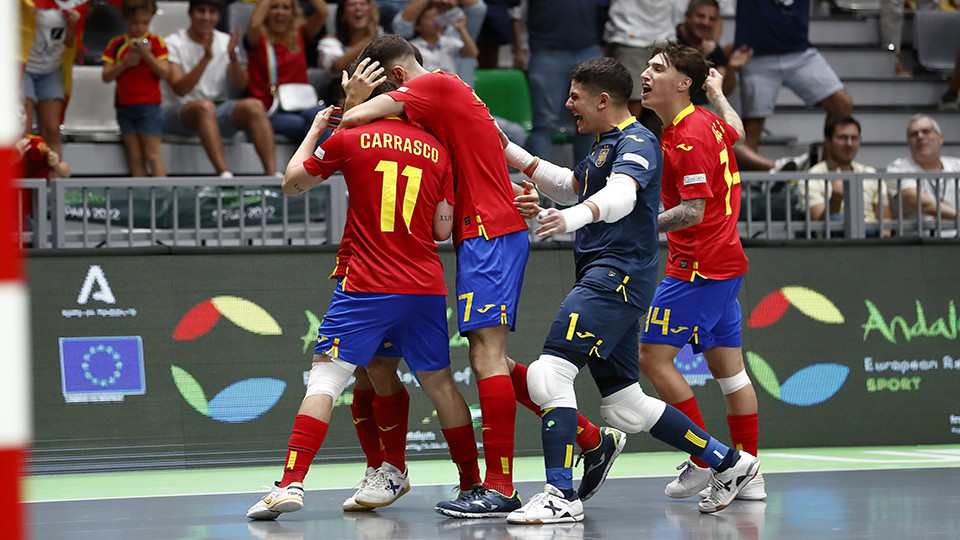 Carrasco celebra un gol con sus compañeros de la selección española Sub-19