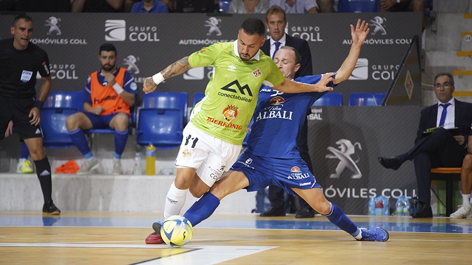 Ximbinha, jugador del Palma Futsal, ante Nano, del Viña Albali Valdepeñas.