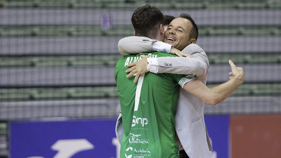 Tete, entrenador del BeSoccer UMA Antequera, celebra un triunfo con Alvarito (Fotografía: Pascu Méndez)