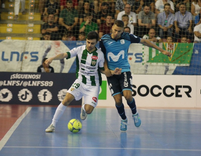 Los jugadores de ambos equipos pugnan por el balón durante un lance del juego. 