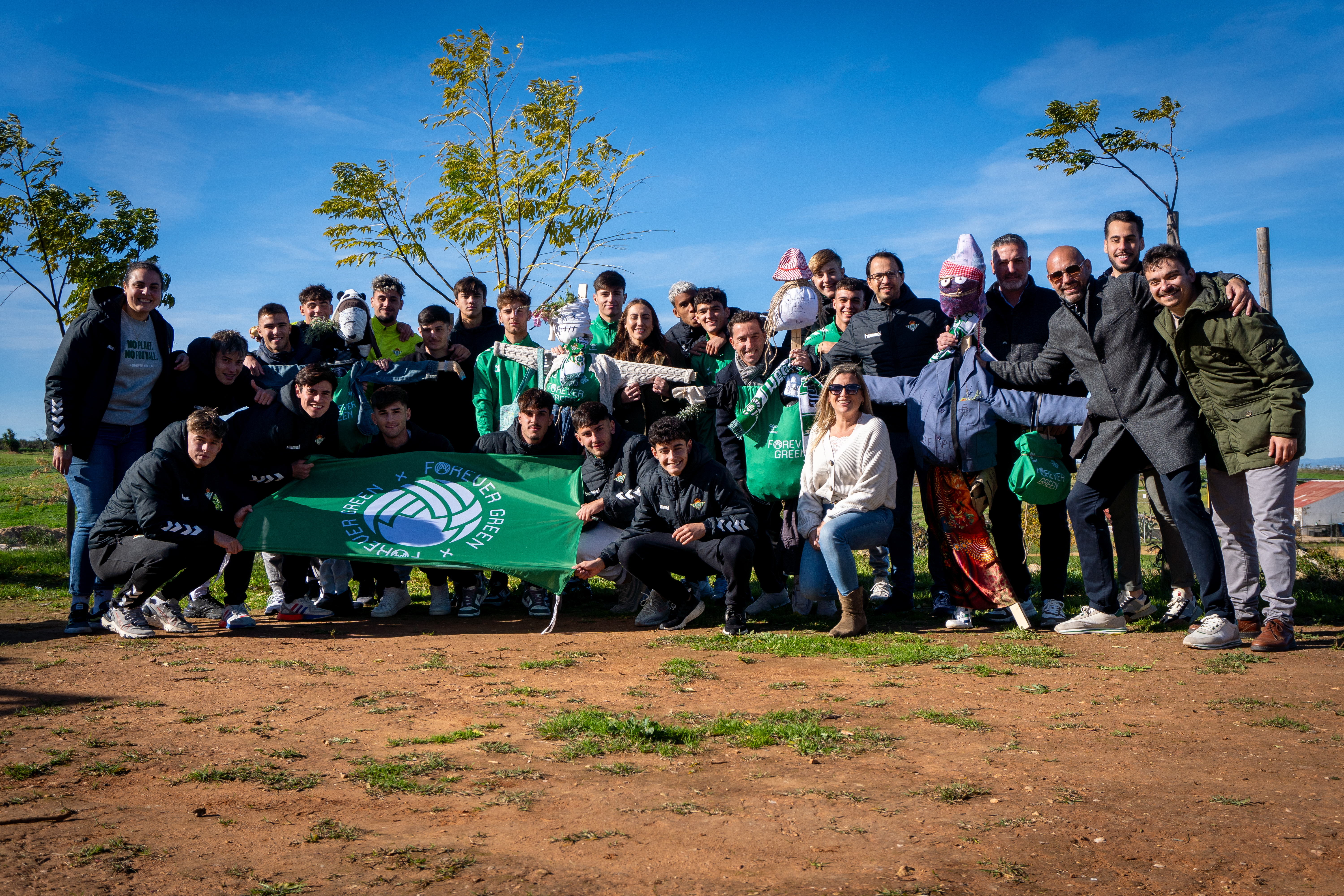 Reutilizamos ropa para construir espantapájaros en nuestro eco-huerto con jugadores de la cantera del Real Betis 