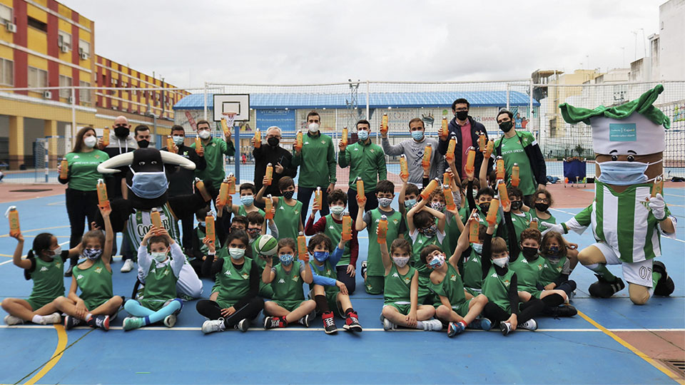 Real Betis Basket distributes more than 1200 bottles of recycled material among all its schools. We raise awareness of FOREVER GREEN among the youngest children.
