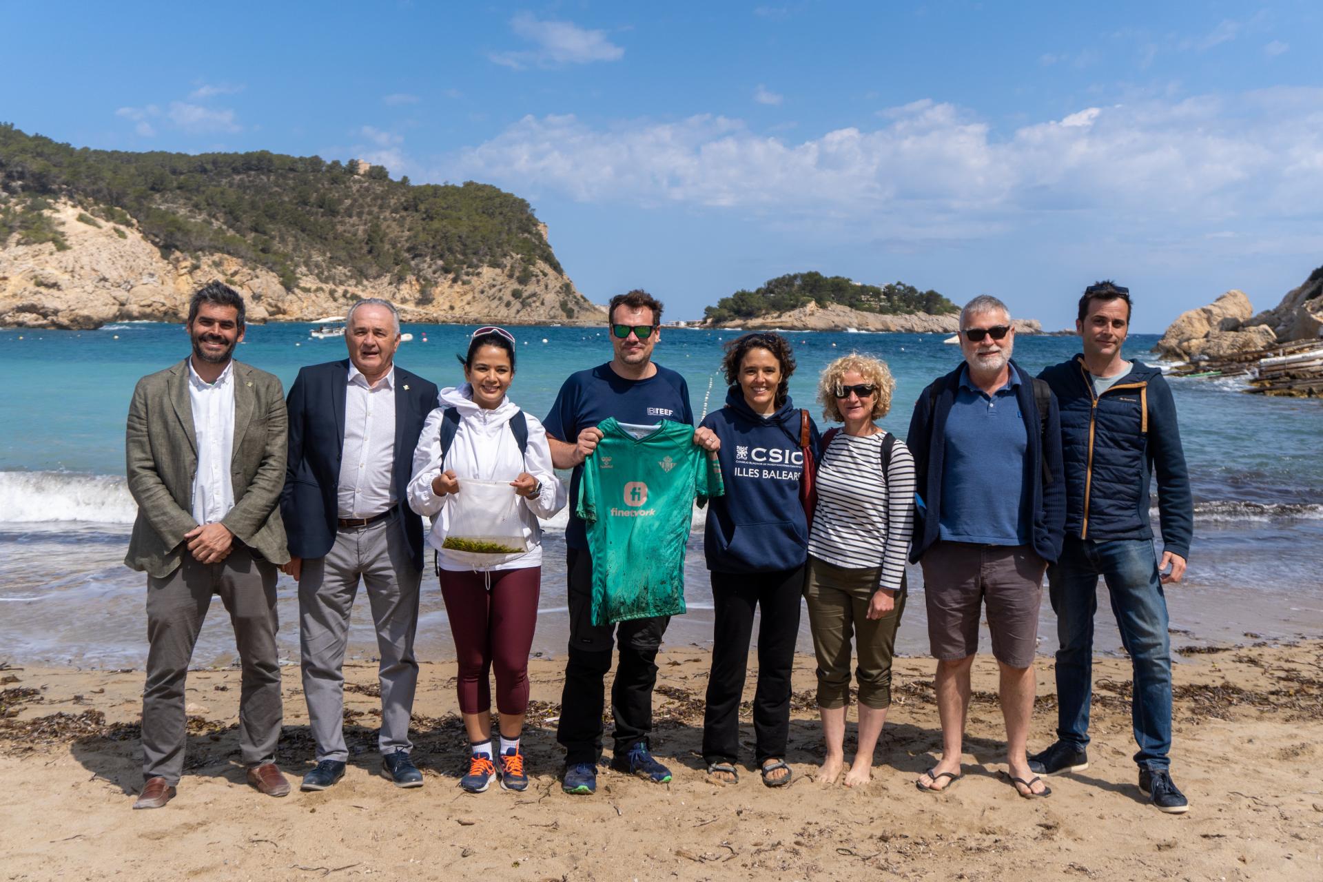 El Real Betis viaja a Ibiza para apoyar la conservación y la restauración de las poblaciones de coral y de las praderas de Posidonia en el Mediterráneo