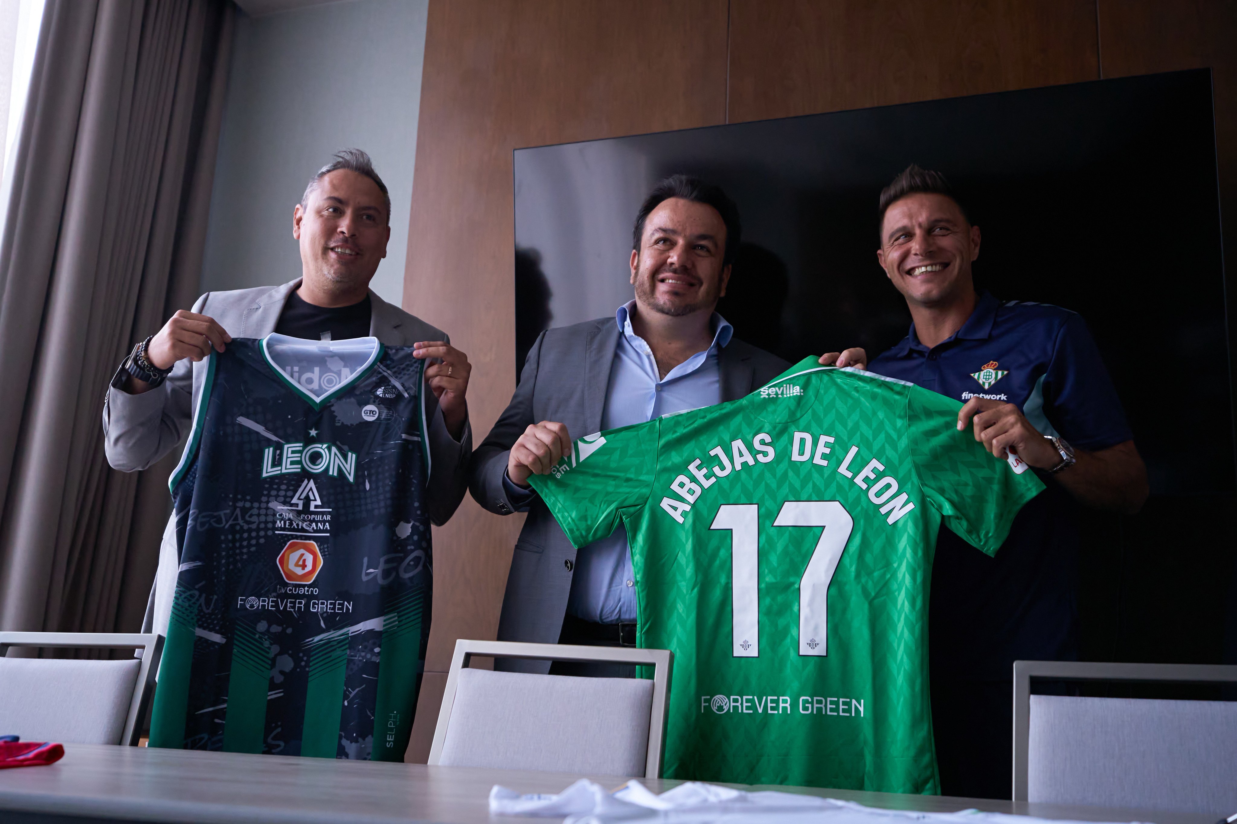 Encuentro en México entre el Real Betis y Abejas de León, equipos hermanados por su compromiso con el medio ambiente a través de Forever Green 