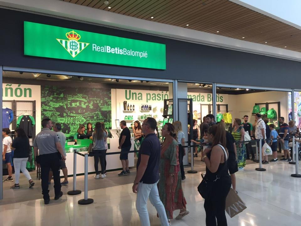 Alargar Insatisfecho accidente El Real Betis abre sus nuevas tiendas oficiales - Real Betis Balompié