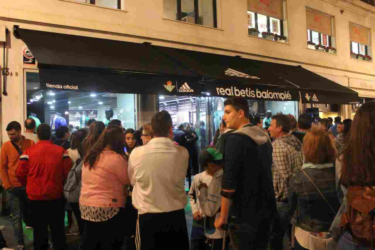 Retencion Agrícola Sensación A great success in the opening of the new Adidas official Real Betis  Balompié store - Real Betis Balompié
