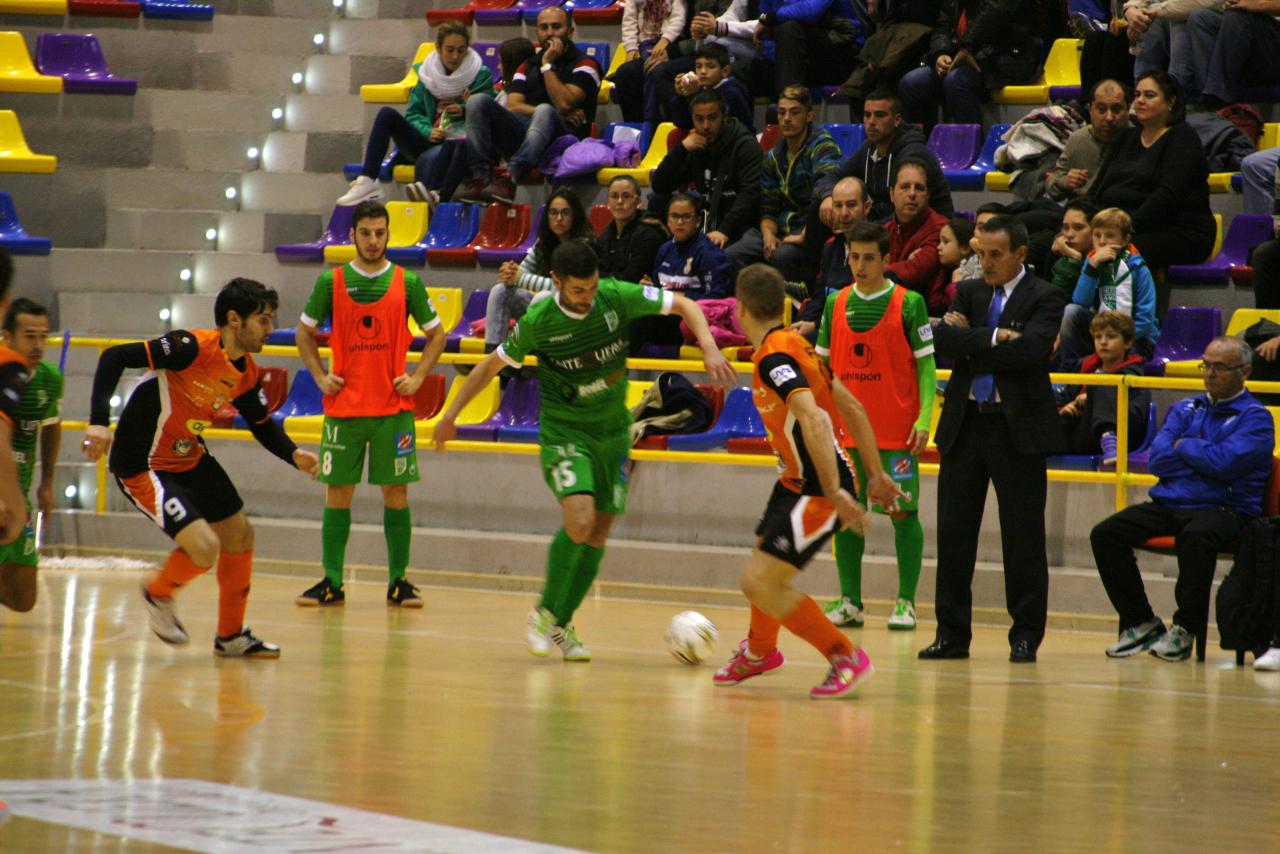 EL CD UMA ANTEQUERA VISITA LA CANCHA DE RIBERA NAVARRA CON LA MOTIVACIÓN COMO PRINCIPAL ARMA